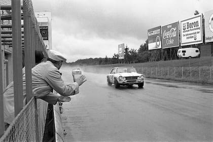 Juan Manuel Fangio da indicaciones al Torino N°3, el primero en cruzar la meta en Nürburgring 1969 con cuatro vueltas de ventaja