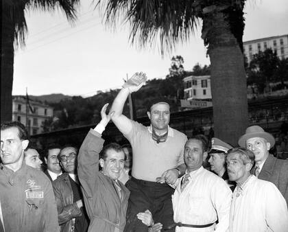 Juan Manuel Fangio después de ganar el Gran Premio de San Remo, Italia, el 16 de abril de 1950.
