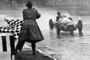 Juan Manuel Fangio gana el GP de Suiza bajo la lluvia, en 1951