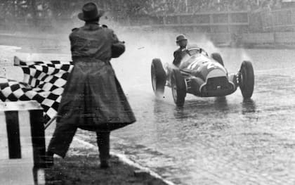 Juan Manuel Fangio gana el GP de Suiza bajo la lluvia, en 1951. Con esos autos, un casquito y esas cubiertas finitas corrían en aquella época a 300 km/h