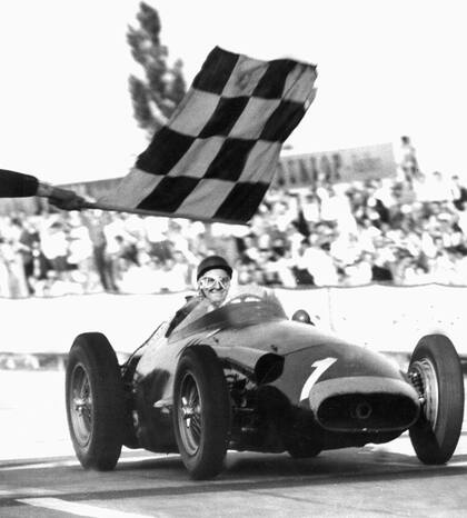 Juan Manuel Fangio recibe la bandera a cuadros en el GP de Alemania de 1957