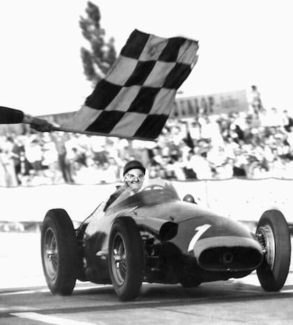 Juan Manuel Fangio recibe la bandera a cuadros en el GP de Alemania de 1957
