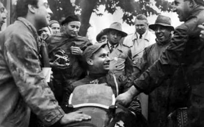 Juan Manuel Fangio recibe saludos luego de ganar el Gran Premio de Suiza de 1951; el quíntuple fue el único argentino en la enumeración de los 20 más grandes de todos los tiempos.