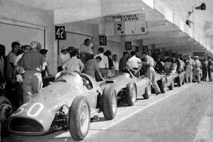 Juan Manuel Fangio se prepara para competir antes del Gran Premio de F1 en el Autódromo de Buenos Aires (1957).