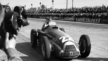 Juan Manuel Fangio, uno de los grandísimos deportistas argentinos de la historia, ganó el primer Olimpia de Oro, en 1954