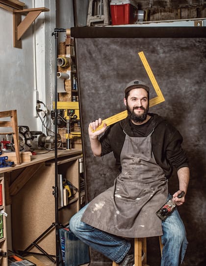 Juan Manuel García Olivares (carpintero). Dejó la tecnología para diseñar muebles a medida, desde los planos hasta la instalación