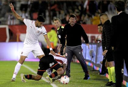 Juan Manuel Insaurralde consiguió un gol para Independiente, pero le fue anulado por fuera de juego de Gastón Togni; al entrenador Alfredo Berti se le acabó el invicto en Barracas Central.