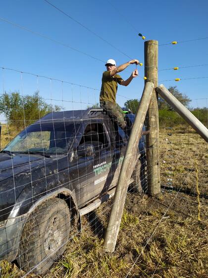 Juan Manuel Paccot, biólogo, en plena construcción del recinto para Kenai.