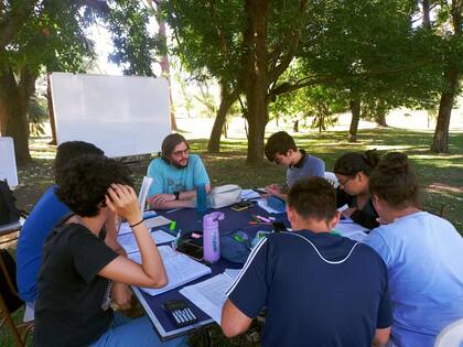 Juan Manuel Pomar, profesor de contabilidad, junto varios de los chicos de su clase