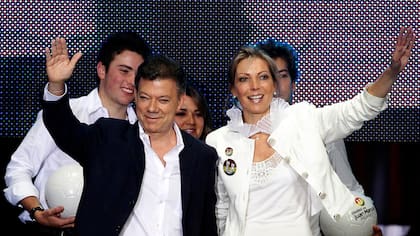 Juan Manuel Santos celebra con su mujer, Maria Clemencia y sus hijos Esteban, María Antonia y Martín, tras su triunfo en 2010
