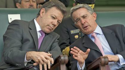 Juan Manuel Santos en 2010 junto al entonces presidente de Colombia, Álvaro Uribe, su padrino político