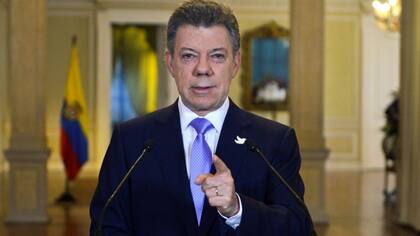 Juan Manuel Santos, ex-presidente colombiano, fue galardonado con el Premio Nobel de la Paz, debido a sus esfuerzos para conseguir la paz con la guerrilla en Colombia.