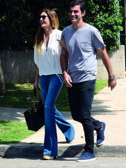 Juan Manuel Urtubey con una versión de las POSCO de gamuza azul