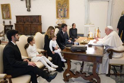 Juan Manuel Urtubey, Isabel Macedo y su familia fueron recibidos por el Papa