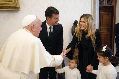 Juan Manuel Urtubey, Isabel Macedo y su familia fueron recibidos por el Papa