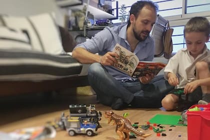 Juan Manuel y su hijo Francisco juegan seguido con sus LEGO
