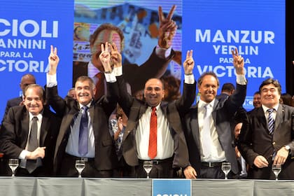 La campaña nacional se mudó por un día a Tucumán: Scioli y Zannini acompañaron a Manzur en el cierre