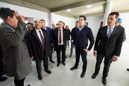 Juan Manzur, Olvaldo Jaldo y Wado de Pedro, en una recorrida por una planta en Tucumán