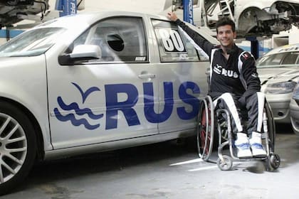 Juan María Nimo junto a su auto con el que debutó en la Copa Bora en 2015