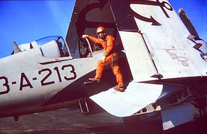 Juan Maria Pechar piloto de cazas Corsair F4U-5 retratado por su cámara con otros de sus vistosos cascos poco antes de emprender un vuelo en el ejemplar diurno (3-A-213) perteneciente a la Segunda Escuadrilla de Caza y Ataque. (Gentileza Juan Maria Pechar).