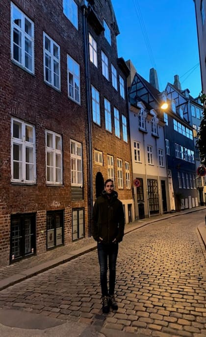 Juan Marin, llegó el 5 de marzo y no pudo volver a salir del país. Vive en la casa de un amigo a quien a fin de mes se le vence el alquiler y a partir de mayo no tienen dónde vivir.