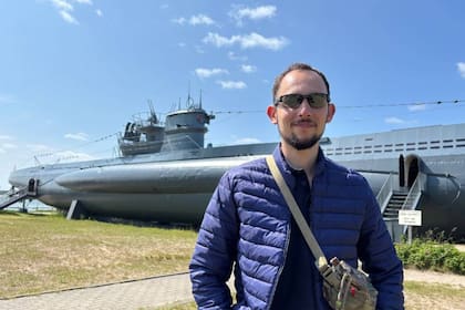 Juan Martin Alice, autor de la investigación junto al submarino alemán U-995 en Laboe, Alemania; el investigador busca familiares de veteranos para agregar al proyecyo que llevo adelante