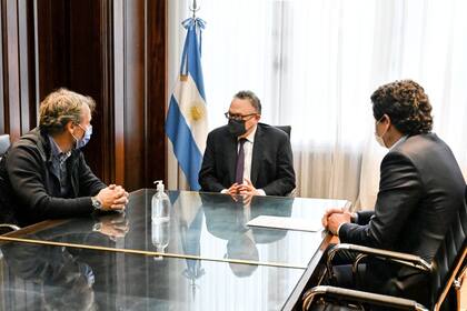 Juan Martín de la Serna, presidente de Mercado Libre Argentina y Matías Kulfas, ministro de Desarrollo Productivo, reunidos hoy para el anuncio