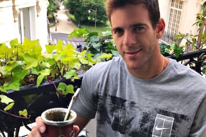 Juan Martín del Potro, hace algunos años, tomando mate al finalizar el torneo de Roland Garros