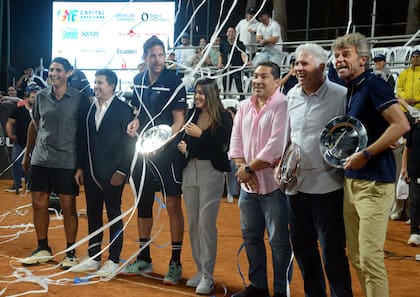 Juan Martín del Potro participó de una exhibición de tenis con Nicolás Lapentti en el Guayaquil Tenis Club, Ecuador; Guga Kuerten y Andrés Gómez también estuvieron presentes