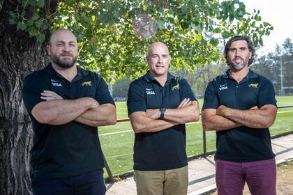 Juan Martín Fernández Lobbe (a la derecha), con otros dos integrantes del cuerpo de técnico que lidera Michael Cheika: Andrés Bordoy y Felipe Contepomi