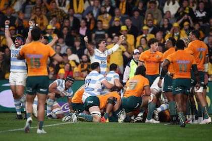 Juan Martín González comienza a levantarse de entre compañeros y rivales luego de apoyar el agónico try