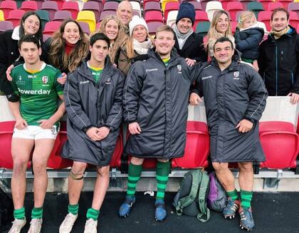 Juan Martín González, Lucio Cinti, Facundo Gigena y Agustín Creevy, en una tarde ideal para los argentinos de London Irish: victoria, muchos tries y una foto con compañeros compatriotas y con familiares.