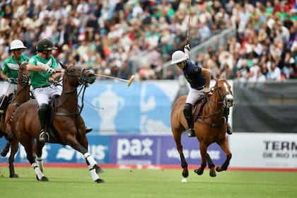 Juan Martín Nero a punto de rematar: el back trenquelauquense salvó una situación de gol en el inicio del tercer período y a partir de eso La Dolfina dio vuelta el tanteador.