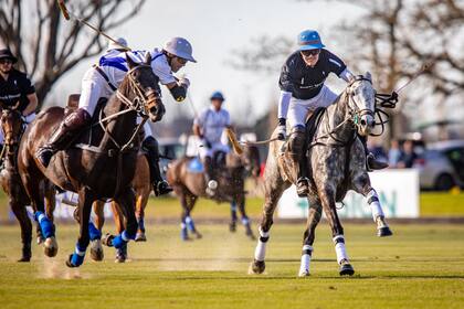 Juan Martín Nero, de La Dolfina Valiente, intenta pegar de revés; Alberto Heguy (h.), de Los Indios, de derecho, en la primera semifinal de Jockey.