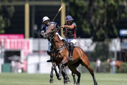Juan Martín Nero en acción, durante el exitoso debut de La Dolfina; lo marca Diego Araya.
