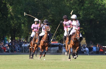 Juan Martín Nero observa hacia atrás; Lukín Monteverde intenta dominar la bocha, seguido por Facundo Pieres y Gonzalo Pieres