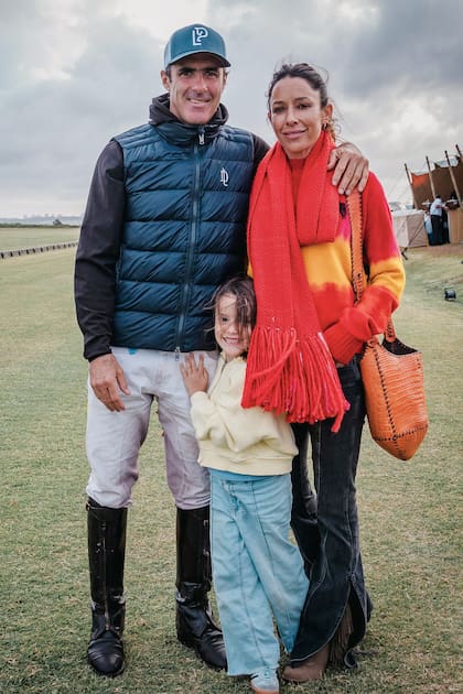 Juan Martín Nero posa con su mujer, Josefina Aldanondo y su hija menor, Victoria.