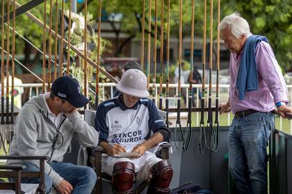 Juan Martín Nero, preparando el plan de partido junto a su hermano Agustín.