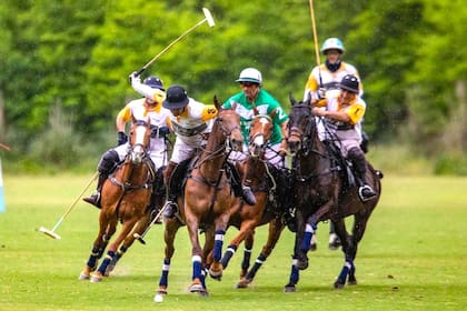 Juan Martín Zavaleta jugando hace unos años la Copa Senior: de verde, Lolo Castagnola; en el fondo, Adolfito Cambiaso