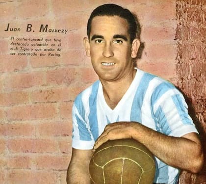 Juan Marvezi, goleador del Sudamericano de 1941, posa con la camiseta argentina para la revista El Gráfico (Gentileza Revista El Gráfico)
