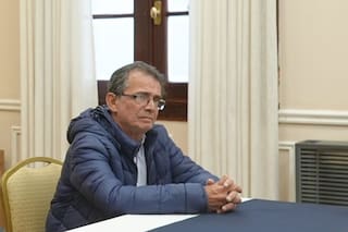 El gobernador de Santa Cruz echó a uno de sus ministros por el presunto cobro de sueldos simultáneos