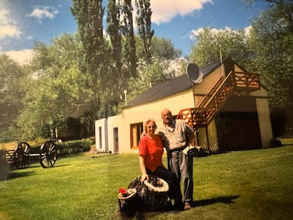 Juan Mazquiaran y Cirila Murillo junto al antiguo galpón de la estancia.