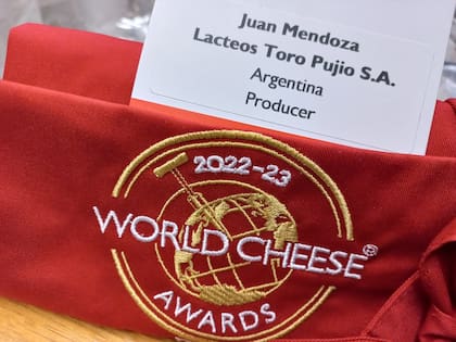 Juan Mendoza ganó dos medallas de Oro en el Mundial de quesos en Gales