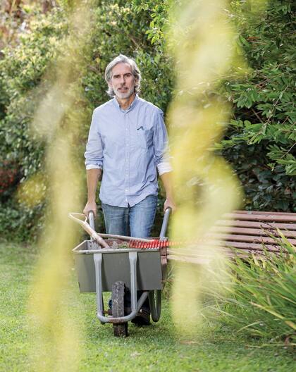 Juan Miceli se dedica a la jardinería y al paisajismo
