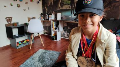 Juan Miguel, con las medallas que ha ganado por su talento. (Foto: Sebastián García)