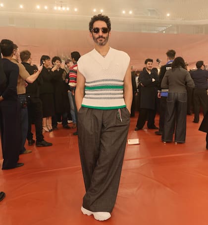 Juan Minujín asistió al desfile de Lacoste. Allí, en la emblemática pista Philippe Chatrier, pudo saludar el extenista brasileño, Guga Kuerten