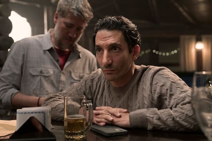 Juan Minujín en una escena de "Atrapados" la serie que transcurre en Bariloche