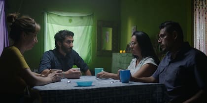 Juan Minujín es el protagonista de El Suplente. Captura (Netflix)