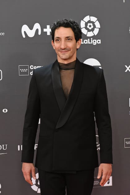 Juan Minujín jugó con telas transparentes en su outfit.