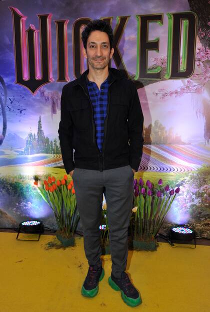 Juan Minujín también se acercó a la sala de un conocido shopping del barrio porteño de Villa Urquiza para disfrutar del film, que tiene como protagonistas a Ariana Grande, como Glinda, la bruja buena; Cynthia Erivo como Elphaba; Jonathan Bailey como el galán Fiyero; Michelle Yeoh como Madame Morrible y Jeff Goldblum como el mítico Mago de Oz